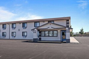 Exterior - Motel 6 Brighton CO Denver Northeast (Brighton)