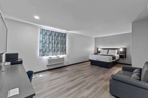 Desk, laptop workspace, free WiFi, bed sheets - Motel 6 Brighton CO Denver Northeast (Brighton)