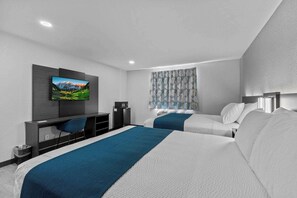 Desk, laptop workspace, free WiFi, bed sheets - Motel 6 Brighton CO Denver Northeast (Brighton)