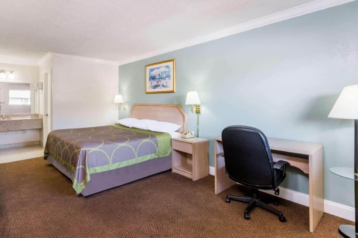 Bügeleisen/Bügelbrett, kostenlose Babybetten, Zustellbetten