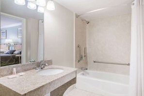 Combined shower/bathtub, free toiletries, hair dryer, towels