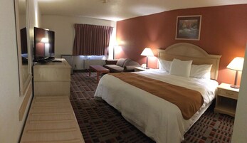 Habitación, 1 cama de matrimonio grande | Sistema de insonorización, tabla de planchar con plancha, wifi gratis