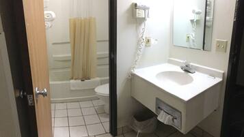 Tweepersoonskamer, 2 tweepersoonsbedden | Badkamer | Een bad/douchecombinatie, een haardroger, handdoeken