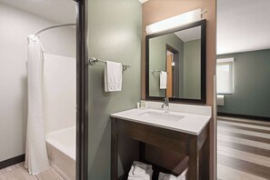 Combined shower/tub, free toiletries, hair dryer, towels