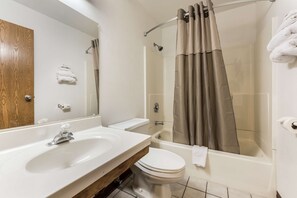 Combined shower/bathtub, towels