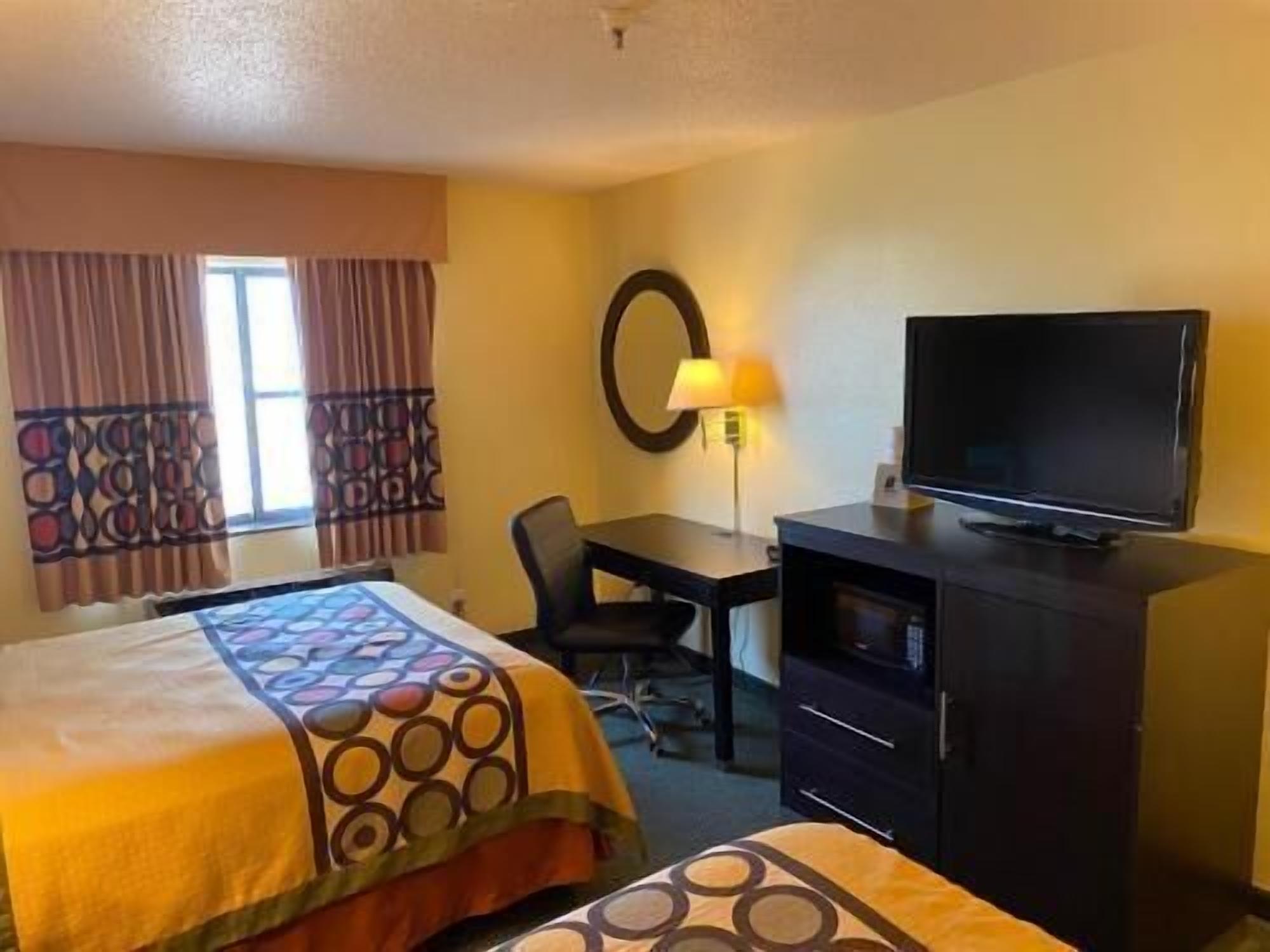 책상, 노트북 작업 공간, 암막 커튼, 다리미/다리미판