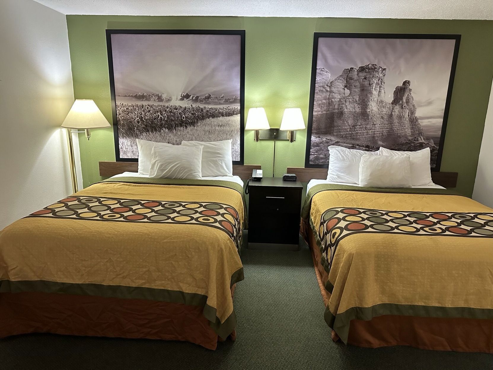 책상, 노트북 작업 공간, 암막 커튼, 다리미/다리미판