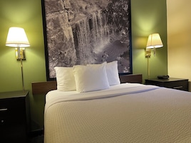 Escritorio, espacio para trabajar con laptop y cortinas blackout