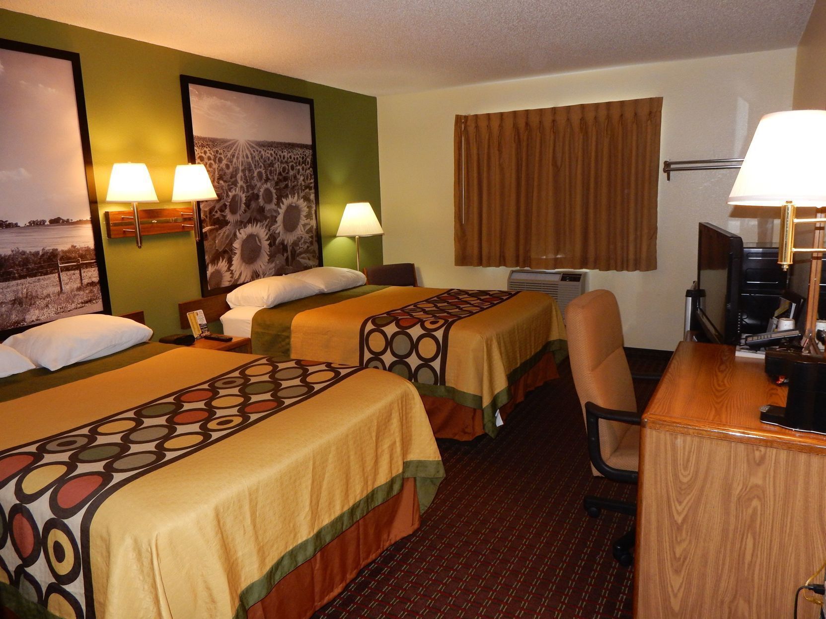 책상, 노트북 작업 공간, 암막 커튼, 다리미/다리미판