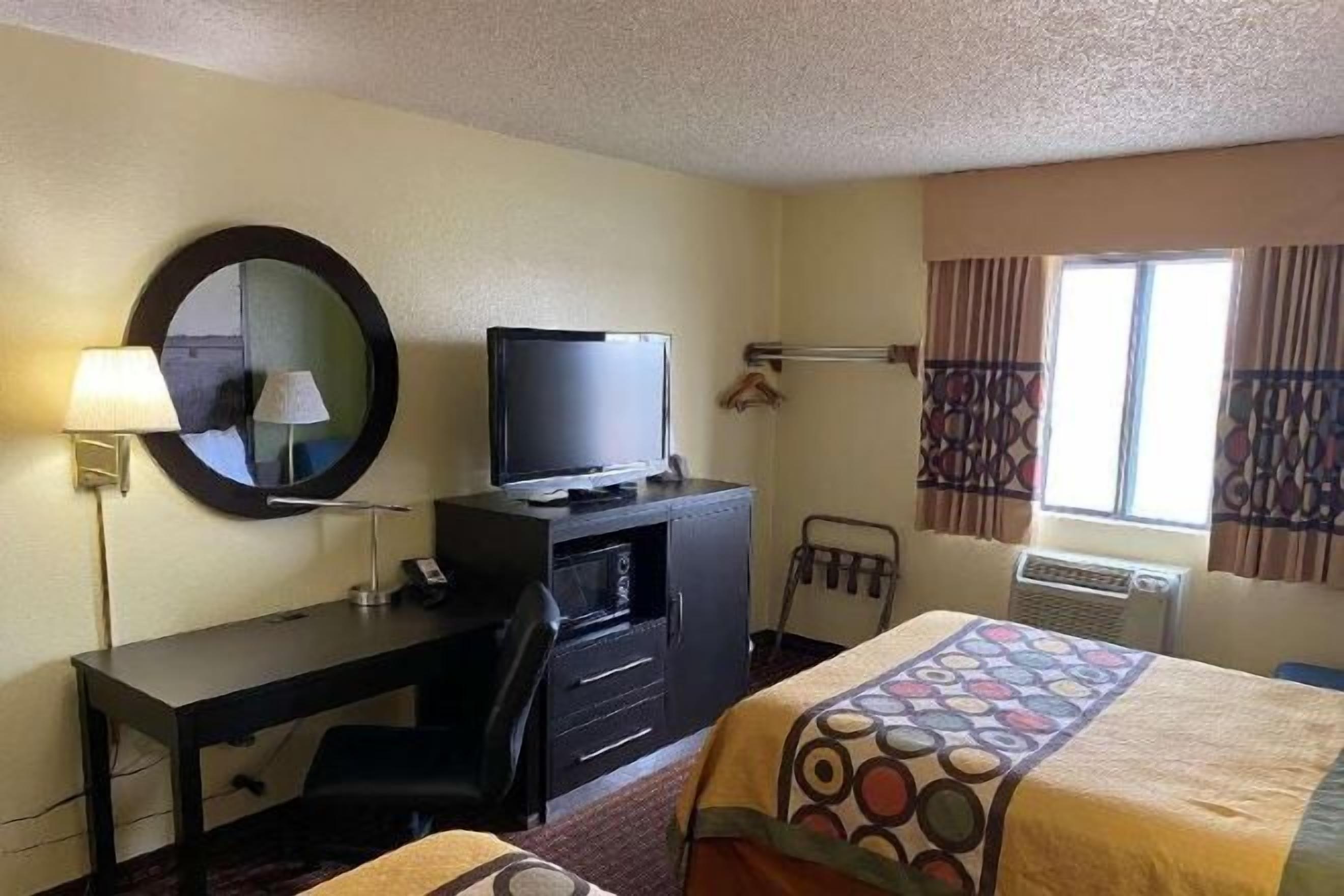 책상, 노트북 작업 공간, 암막 커튼, 다리미/다리미판