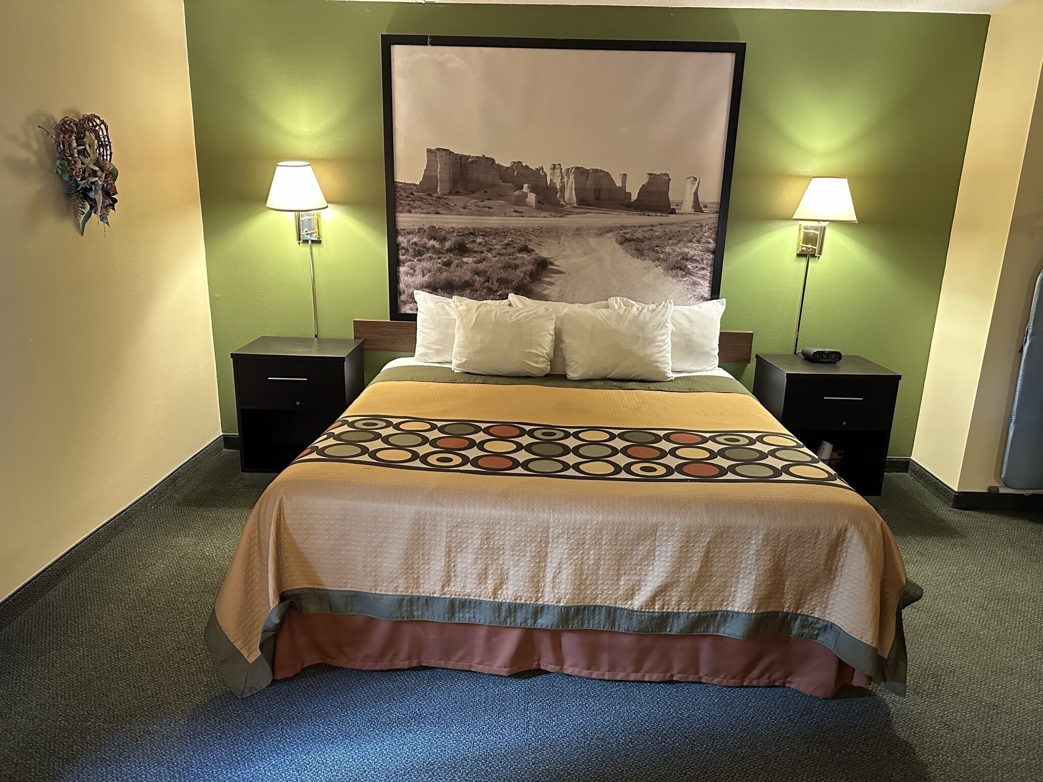 책상, 노트북 작업 공간, 암막 커튼, 다리미/다리미판