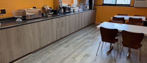 Café da manhã para viagem grátis todos os dias