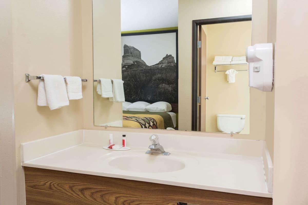 Kamar mandi | Kombinasi shower/bathtub, pengering rambut,  dan handuk
