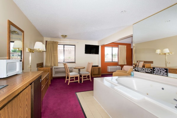 Studio Suite, 1 King Bed, Non Smoking | Jetted bathtub