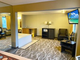 Escritorio, tabla de planchar con plancha, wifi gratis y ropa de cama 