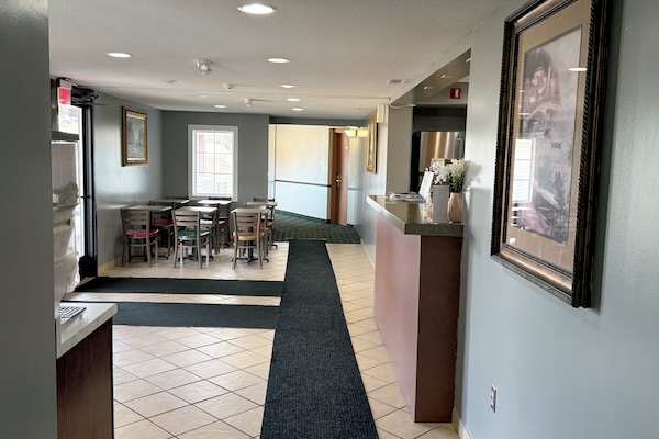 En 42-tommers Flatskjerm-TV med kabel-kanaler samt TV