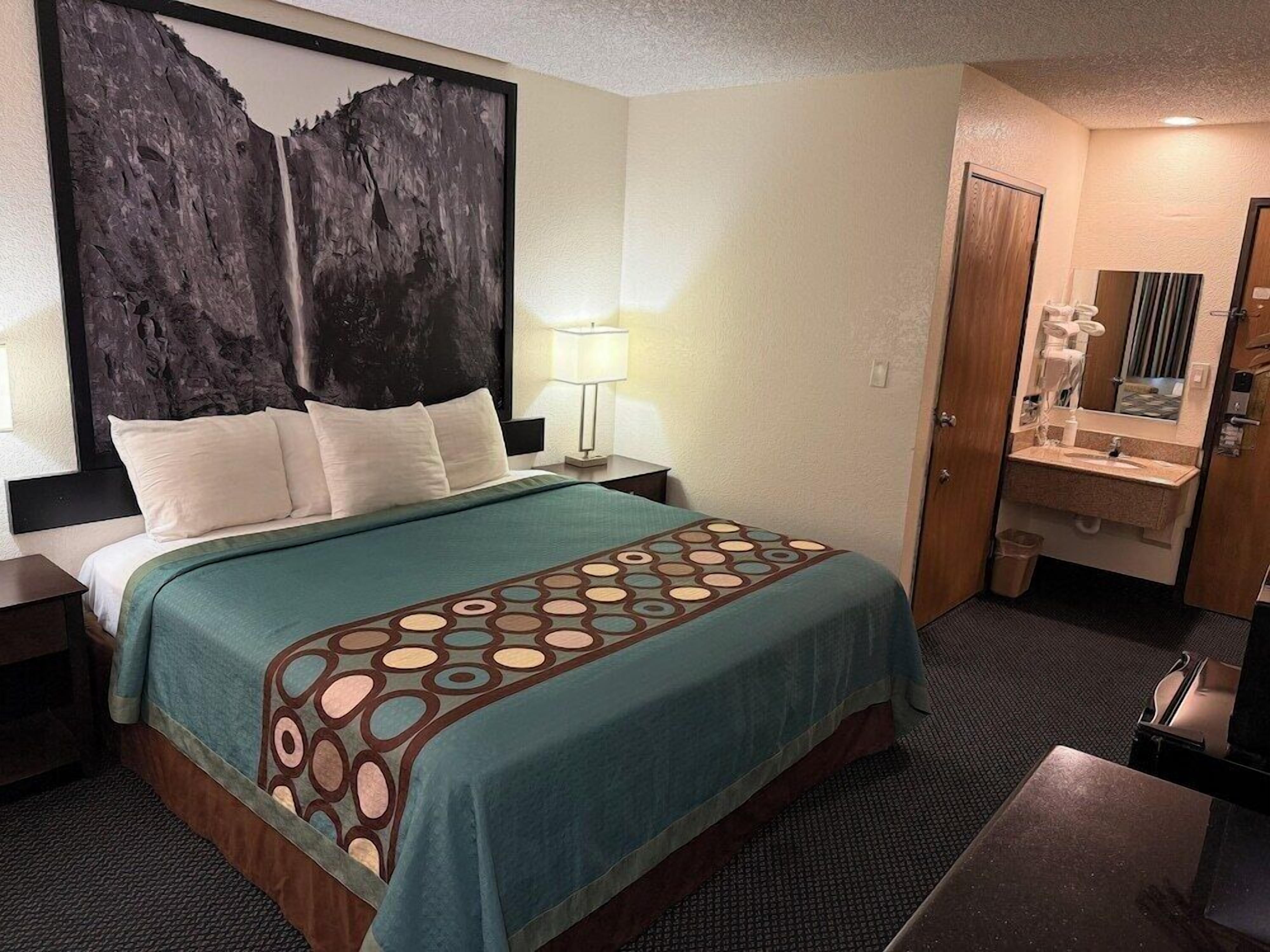 Desk, iron/ironing board, free WiFi, bed sheets