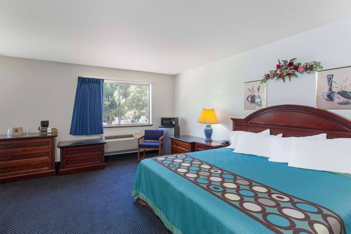 Desk, iron/ironing board, free WiFi, bed sheets