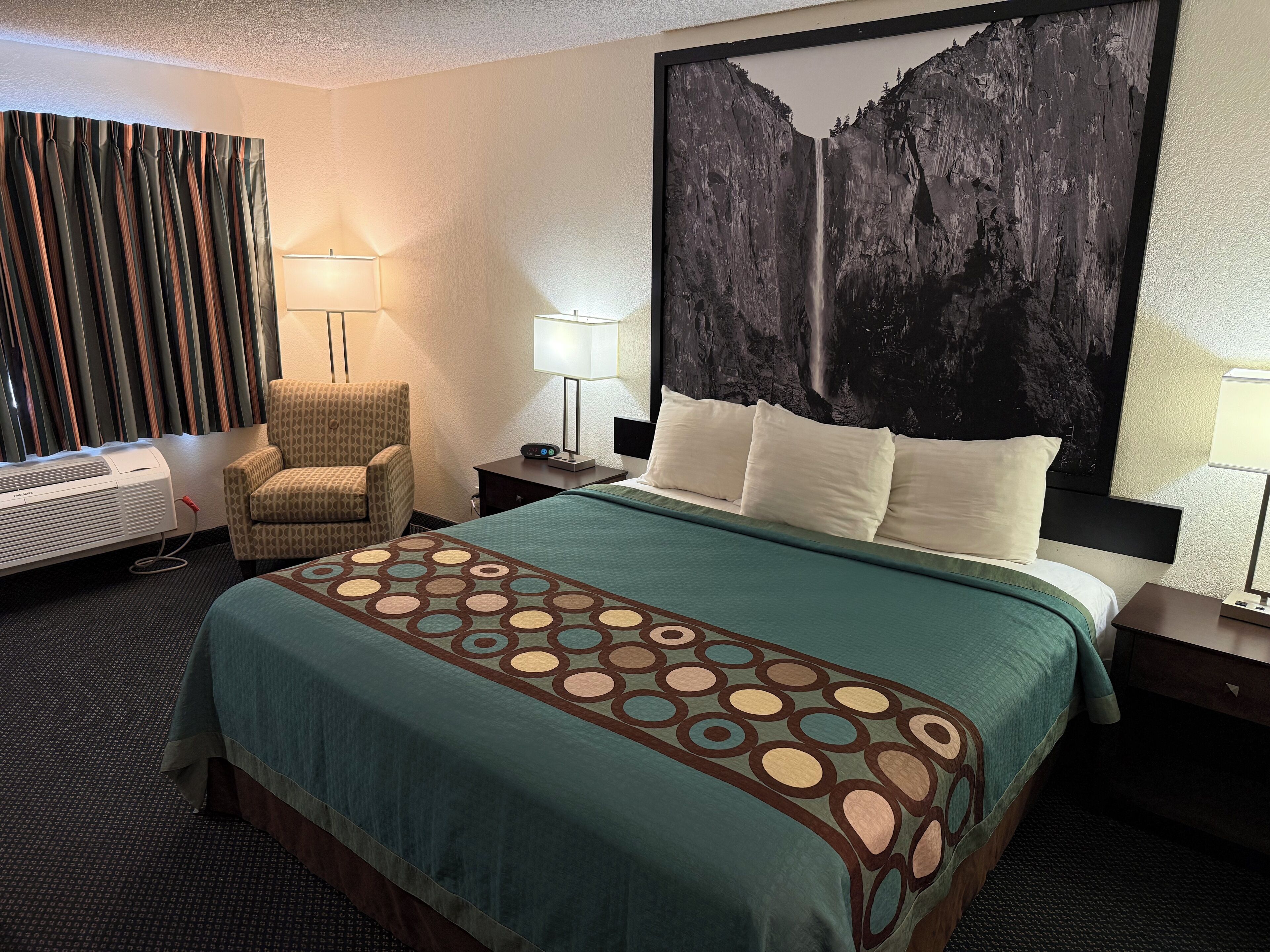 Skrivebord, strykejern/-brett, wi-fi (inkludert) og sengetøy