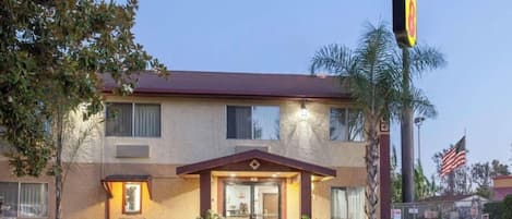 Vista frontal de la propiedad