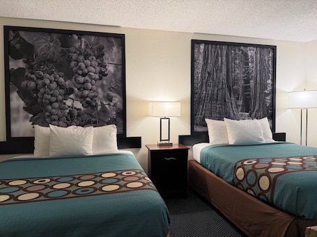 Escritorio, tabla de planchar con plancha, wifi gratis y ropa de cama . Super 8 by Wyndham Selma/Fresno Area