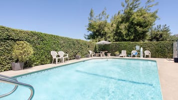 Una piscina al aire libre de temporada