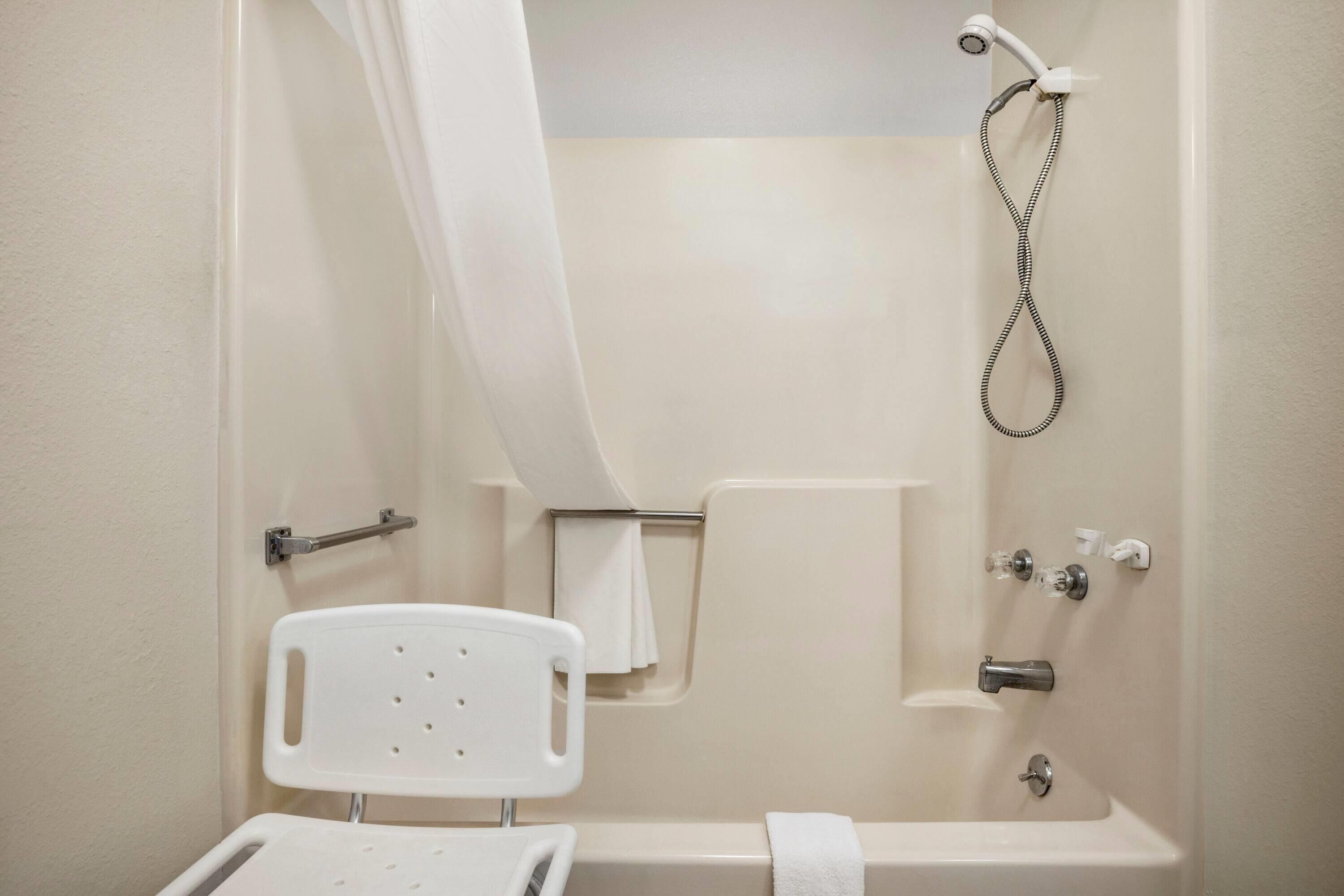 Ensemble douche/baignoire, articles de toilette gratuits, sèche-cheveux