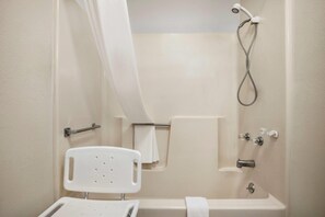 Duschwanne, kostenlose Toilettenartikel, Haartrockner, Handtücher