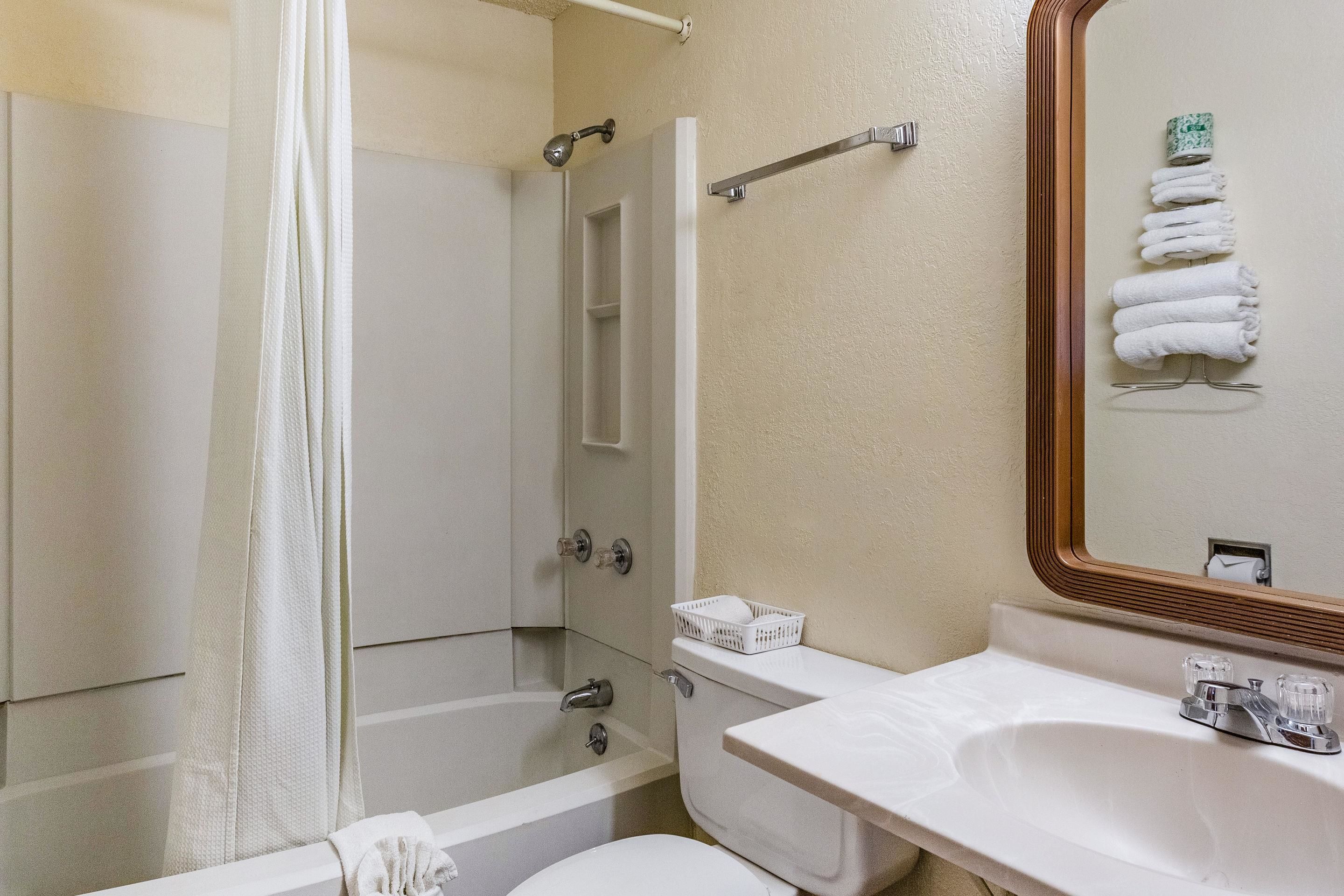 Une salle de bain avec une baignoire, des toilettes et un lavabo.