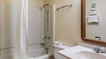 Une salle de bain avec une baignoire, des toilettes et un lavabo.
