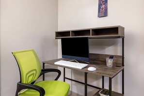 Business center - Super 8 by Wyndham Pratt (Pratt)