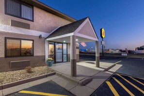 Exterior - Super 8 by Wyndham Pratt (Pratt)