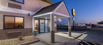 Super 8 by Wyndham Pratt
