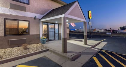 Super 8 by Wyndham Pratt