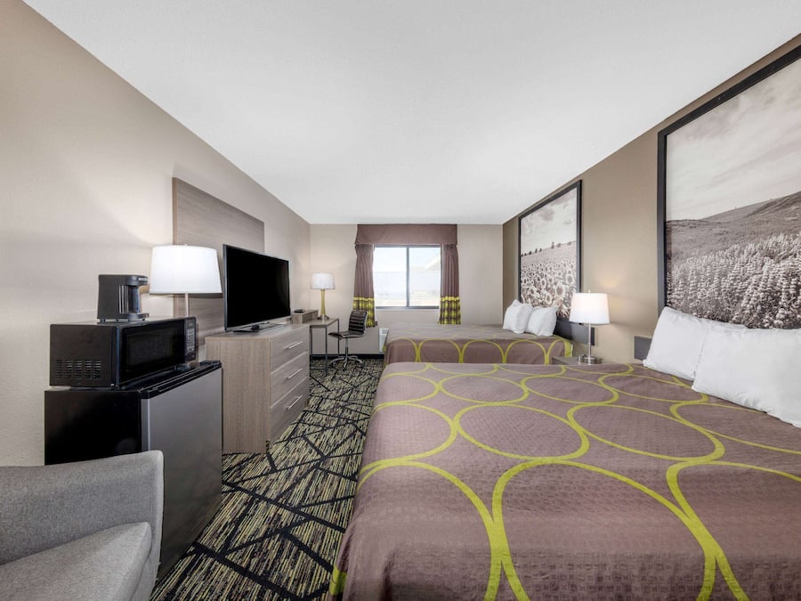 Camas com colchões pillow-top, escrivaninha