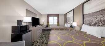 Super 8 by Wyndham Pratt
