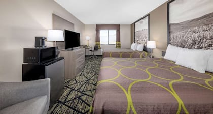 Super 8 by Wyndham Pratt