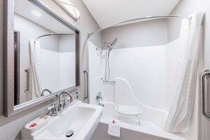 Habitación, 1 cama de matrimonio grande, no fumadores (Bathtub w/ Grab Bars) | Baño accesible en silla de ruedas