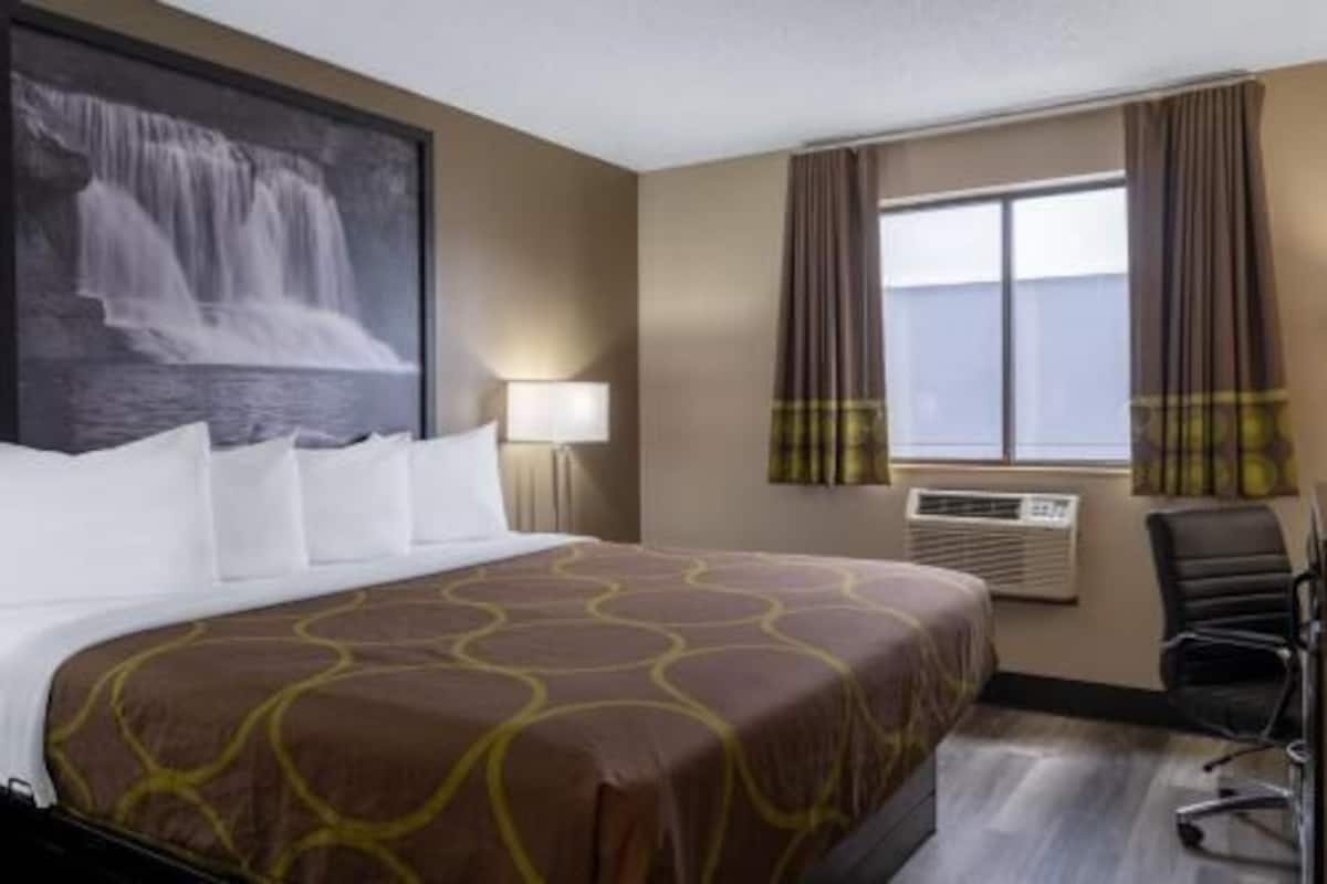 Pillowtop beds, desk, laptop workspace, blackout drapes