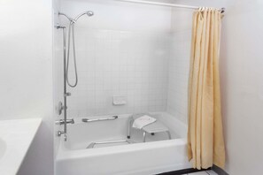 Une salle de bain standard équipée d'une baignoire, d'une douche et d'un porte-serviettes.