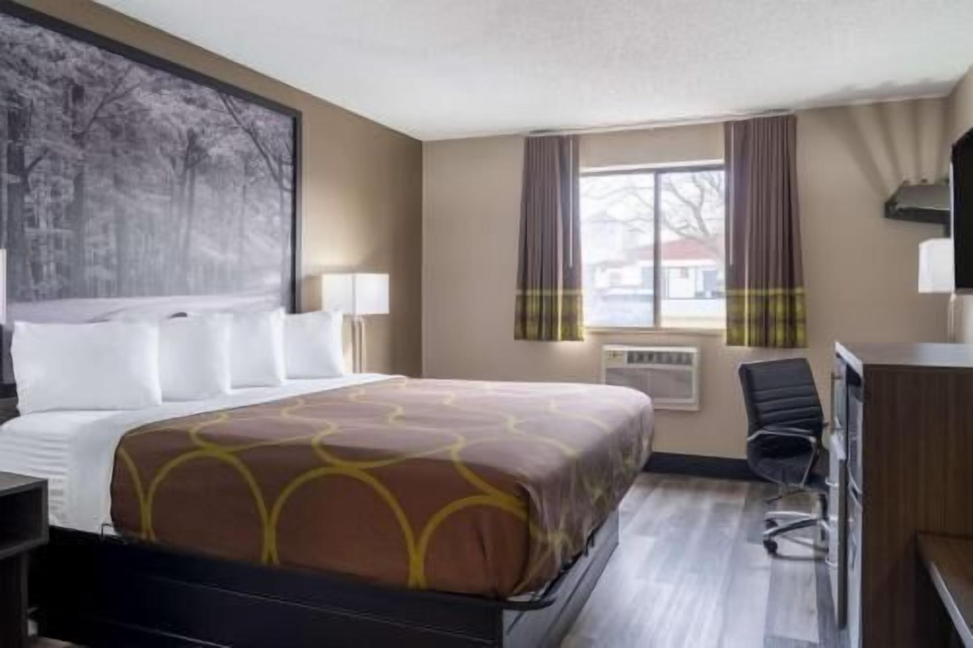 Pillowtop beds, desk, laptop workspace, blackout drapes