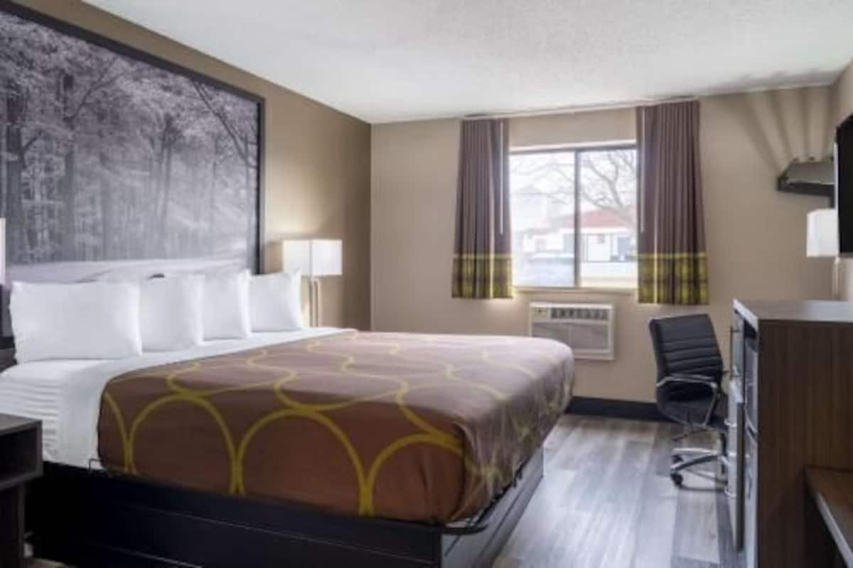 Pillowtop beds, desk, laptop workspace, blackout drapes