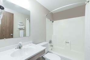 Combined shower/tub, hair dryer, towels