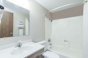 Combined shower/tub, hair dryer, towels
