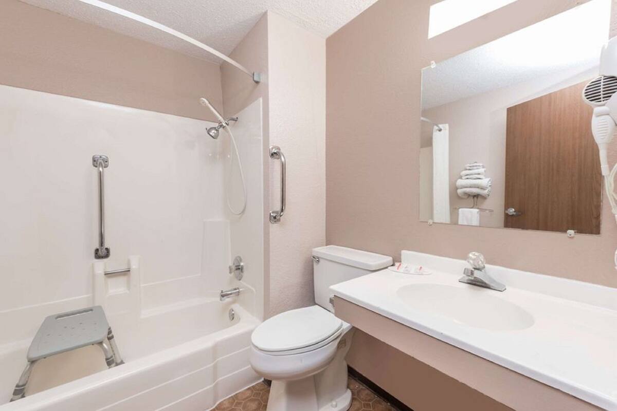standard room, 1 queen bed, accessible, non smoking | bathroom | combined shower/bathtub, hair dryer, towels