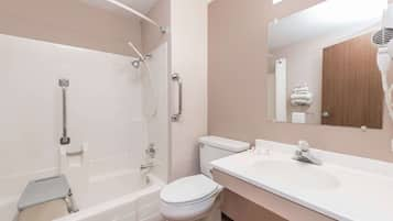 Standard Room, 1 Queen Bed, Accessible, Non Smoking | Bathroom | Combined shower/tub, hair dryer, towels