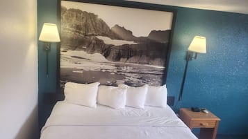 Een kluis op de kamer, een bureau, verduisterende gordijnen