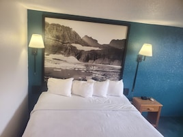 Cofres nos quartos, escrivaninha, cortinas blackout