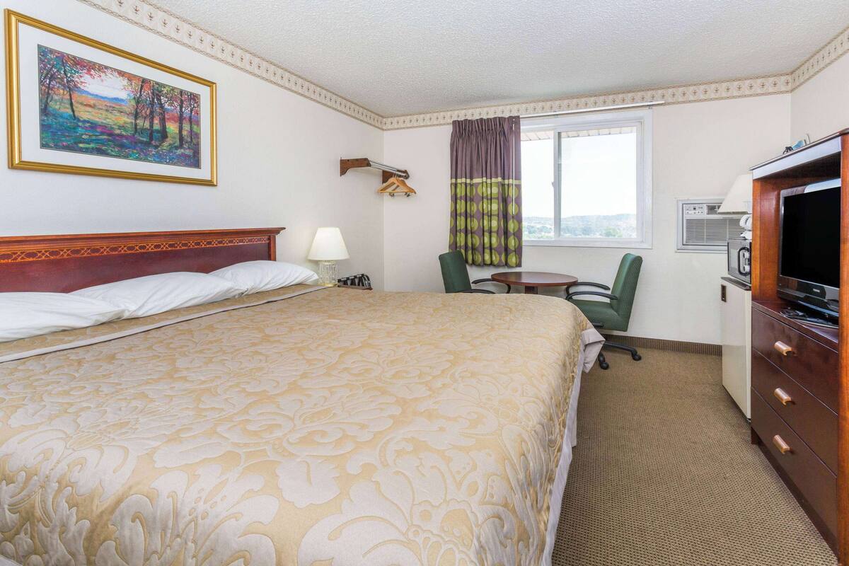 Habitación estándar, 1 cama King size | Ropa de cama de alta calidad y escritorio 