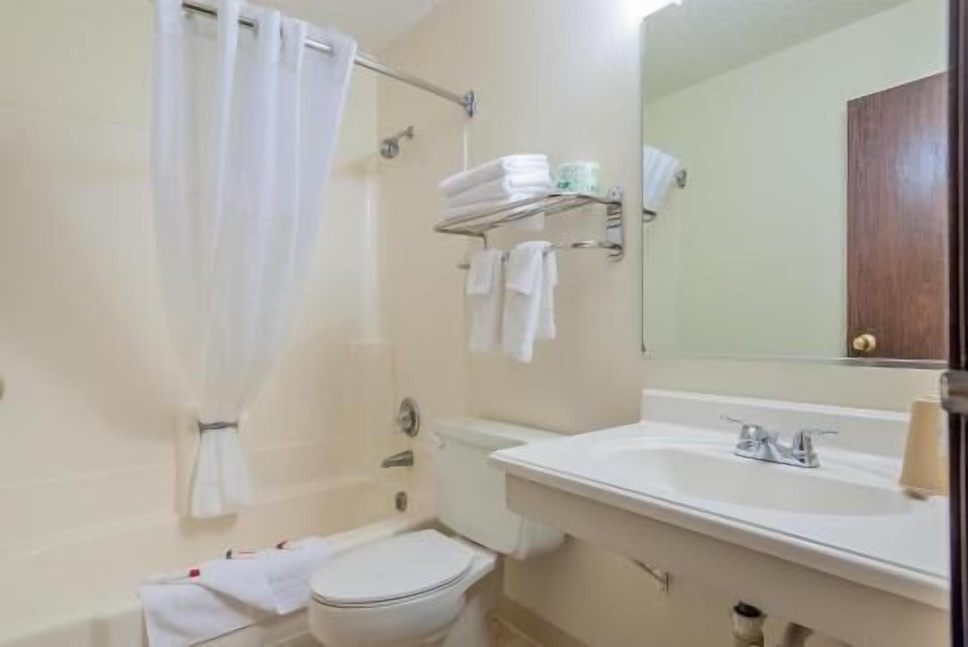 Baño | Tina con regadera, amenidades de baño gratuitas, secadora de cabello 